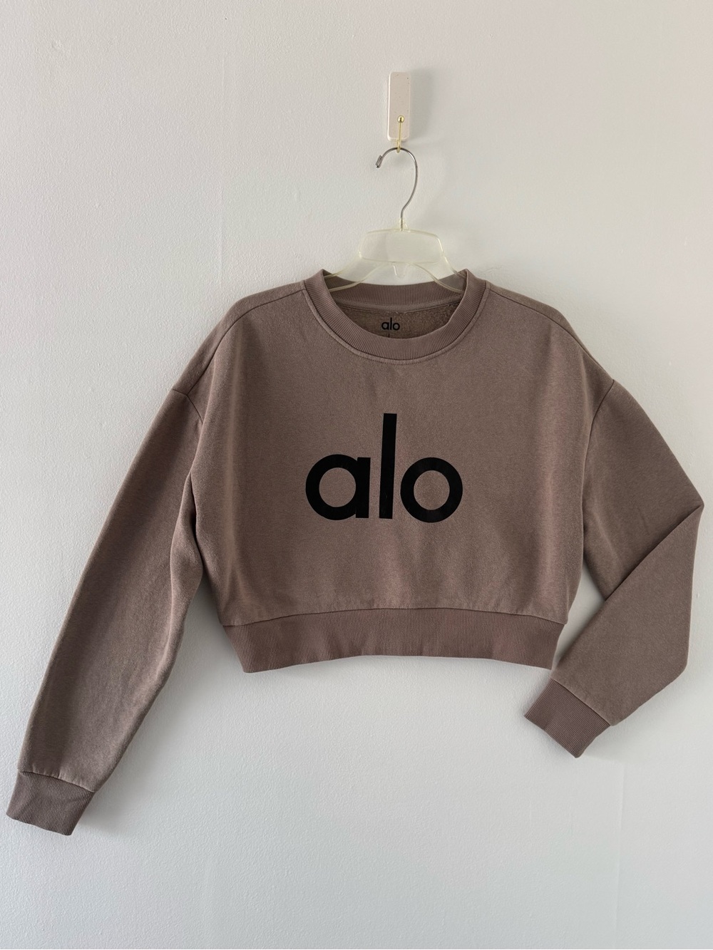 ALO Yoga Cropped Crew Sweatshirt inTaupe with Black Logo SzL